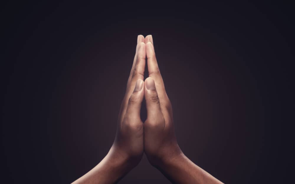 Cómo hacer manos rezando en Facebook