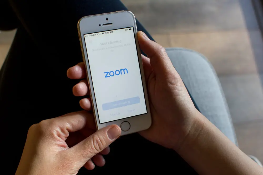 Hace Zoom ¿La cámara se apaga cuando abres otra aplicación?