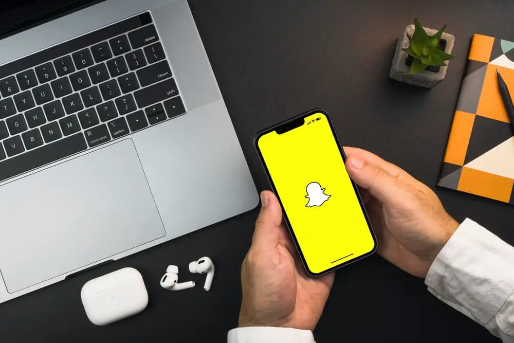 ¿Qué significa una flecha gris en Snapchat?