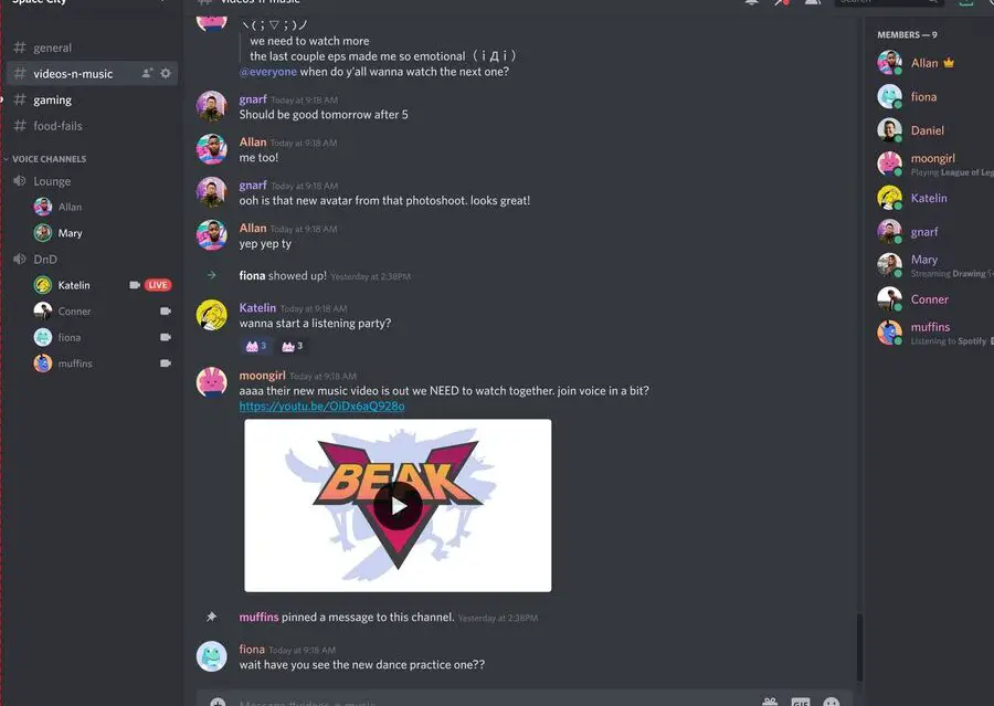 Lo que ven los adolescentes en espacios cerrados en línea como la aplicación Discord