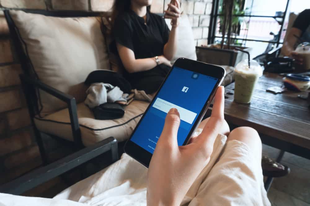 ¿Por qué algunos amigos aparecen en gris en Facebook?