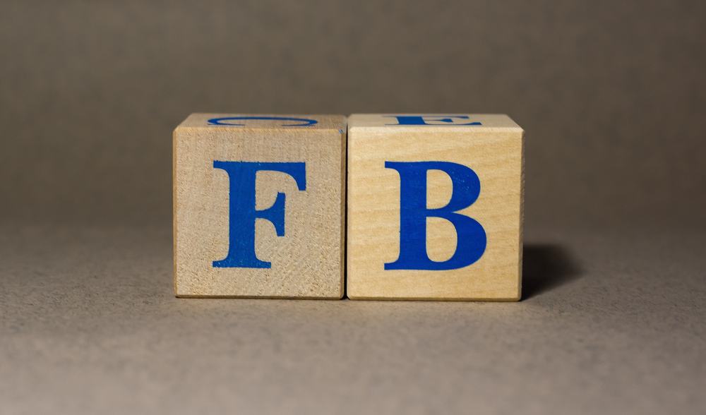 ¿Qué significa «FB» en el texto?