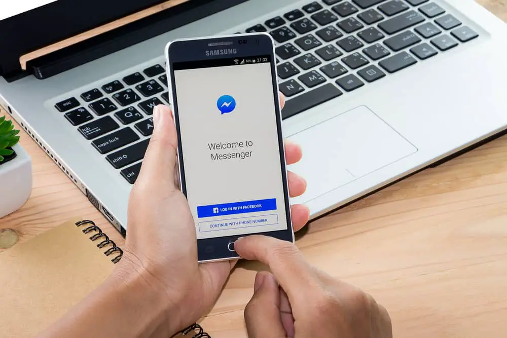 ¿Qué significa la flecha gris en Messenger?